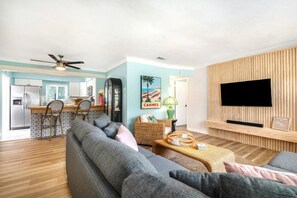 Living area - Beautiful, relaxing get away in St Petersburg  (St. Petersburg)