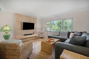 Living area - Beautiful, relaxing get away in St Petersburg  (St. Petersburg)