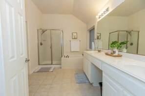 Dusche, Haartrockner, Handtücher, Toilettenpapier