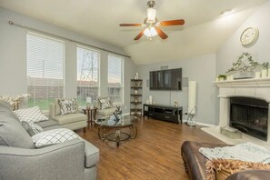 Smart TV, fireplace - New! Near AT&T Stad, Sixflags, Joe Pool, 4 br,5bed (Grand Prairie)