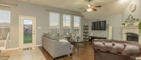 Smart TV, fireplace
