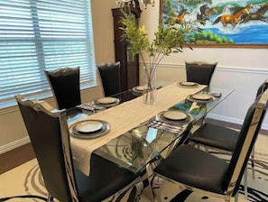 Dining - New! Near AT&T Stad, Sixflags, Joe Pool, 4 br,5bed (Grand Prairie)