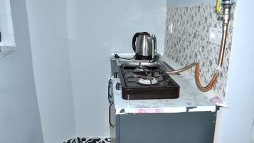 Frigobar, placa de cocina, plancha de cocina, utensilios de cocina