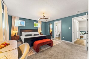 8 Schlafzimmer, Schreibtisch, Bügeleisen/Bügelbrett, Reisekinderbett