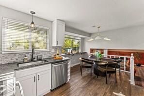 Réfrigérateur, four à micro-ondes, un four, surface de cuisson