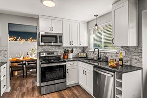 Fridge, microwave, oven, stovetop - Game Room|HotTub|Movie Theater|7BD|Fam Friendly (Arvada)