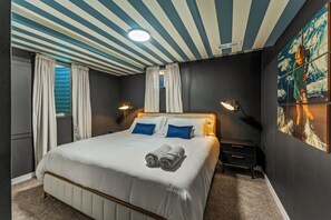 5 bedrooms, desk, iron/ironing board, travel crib - Game Room|HotTub|Movie Theater|7BD|Fam Friendly (Arvada)