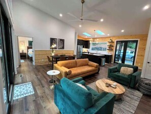 Smart TV, fireplace - Modern Mountain Getaway with hot tub & fire pit 10 minutes to Helen (White County)