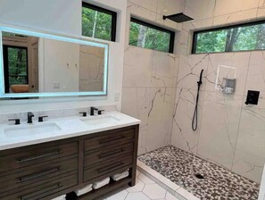 Regadera, secadora de cabello, toallas, jabón 