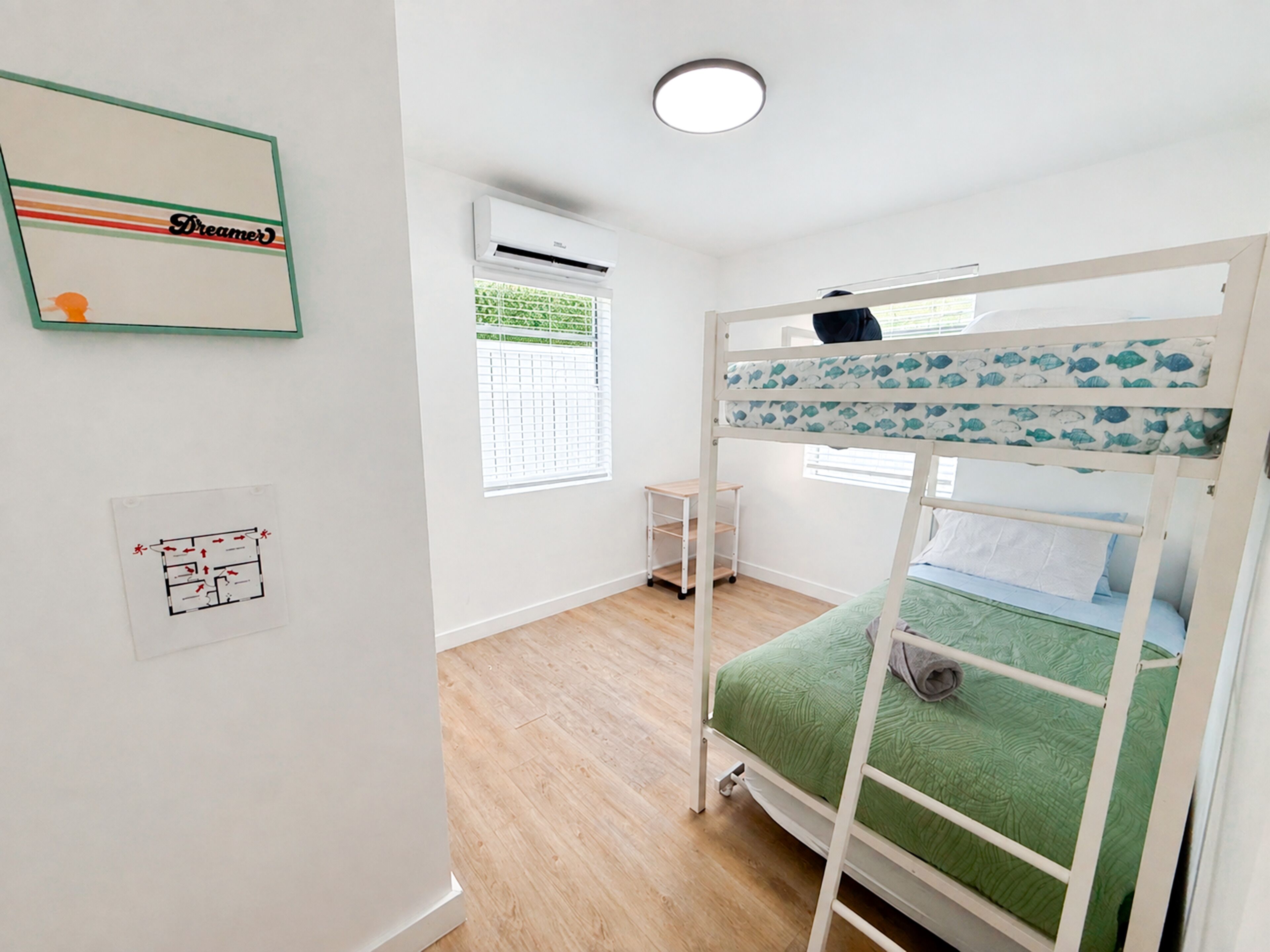 2 slaapkamers, een bureau, geluiddichte muren