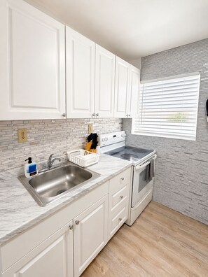 Coffee/tea maker, fridge, microwave, oven