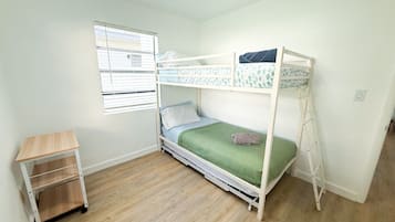 2 Schlafzimmer, Schreibtisch, schallisolierte Zimmer