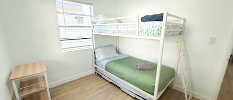 2 chambres, bureau, chambres insonorisées, fer et planche à repasser