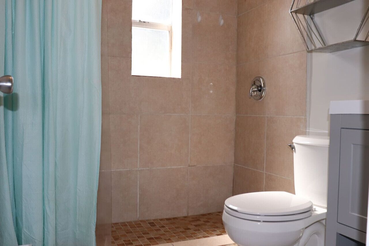 Bañera, secador de pelo, toallas