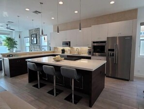 Fridge, microwave, oven, stovetop - Desert Modern 4BR: Pool, Spa & Mtn views #259142 (La Quinta)