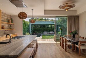 Dining - Modern Villa in heart of West Hollywood, Family sized, steps from cafes & shops (West Hollywood)