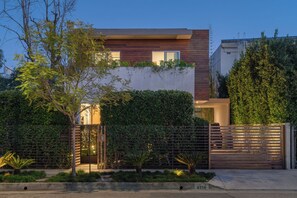 Exterior - Modern Villa in heart of West Hollywood, Family sized, steps from cafes & shops (West Hollywood)