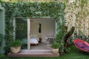 Terrace/patio - Modern Villa in heart of West Hollywood, Family sized, steps from cafes & shops (West Hollywood)