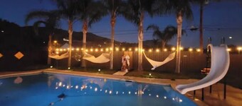 Tropical Oasis Retreat Pool/Jacuzzi/Game room/Bar