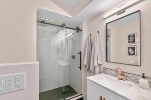 Shower, rainfall showerhead, towels, soap - Welcome to Paradise! Walk to Tin City - Bayfront and 5th Ave! (Naples)