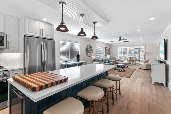 Interior - Welcome to Paradise! Walk to Tin City - Bayfront and 5th Ave! (Naples)