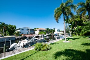 Marina - Welcome to Paradise! Walk to Tin City - Bayfront and 5th Ave! (Naples)