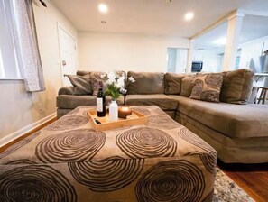 Living area - Very Clean, Spacious, & Quiet Home Near Beaches (Milton)