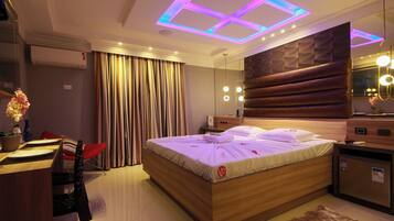 Romantic Double Room, 1 King Bed | Desk, free WiFi