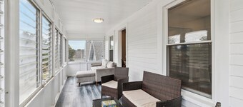 The Sunny Nook- The Sunroom APT West CLE