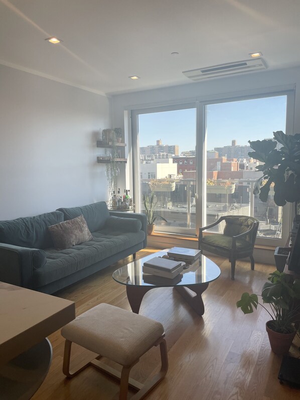 Smart-TV, Videospiele, DVD-Player, Bücher