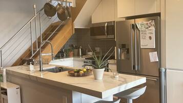 Fridge, oven, stovetop, dishwasher