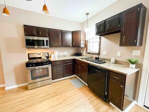 Fridge, microwave, oven, stovetop - The Firepit Townhouse in Lakewood (Lakewood)