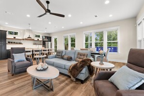 Smart TV - 3BR/2.5BA in the heart of downtown Ocean Springs! Casa Callie (Ocean Springs)