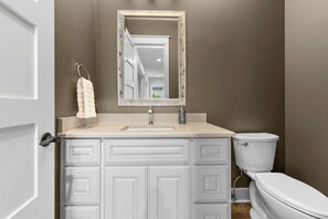 Ensemble baignoire-douche, séchoir à cheveux, serviettes fournies, savon