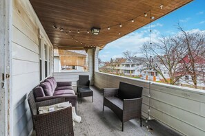 Property grounds - Cozy West Cleveland Getaway – Pets Welcome + Parking<br>Enjoy easy access to downtown, the airport, and Ohio City from this charming retreat just minutes from Lakewood and Kamms Corner. Features include off-street parking, a fully stocked kitchen wit (Cleveland)