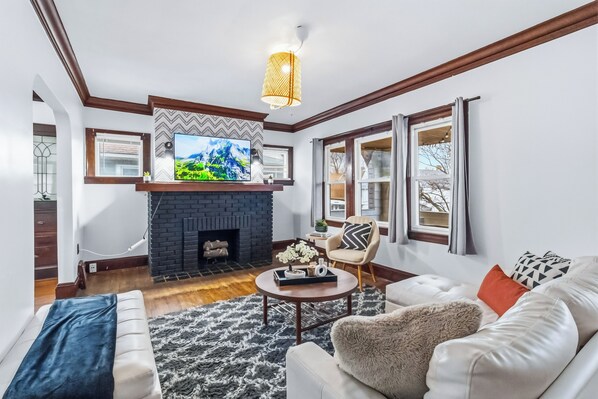 TV - Cozy West Cleveland Getaway – Pets Welcome + Parking<br>Enjoy easy access to downtown, the airport, and Ohio City from this charming retreat just minutes from Lakewood and Kamms Corner. Features include off-street parking, a fully stocked kitchen wit (Cleveland)