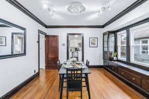 Dining - Cozy West Cleveland Getaway – Pets Welcome + Parking<br>Enjoy easy access to downtown, the airport, and Ohio City from this charming retreat just minutes from Lakewood and Kamms Corner. Features include off-street parking, a fully stocked kitchen wit (Cleveland)