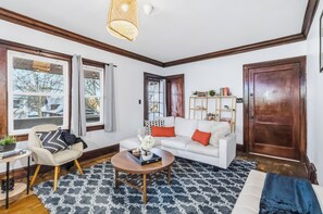 TV - Cozy West Cleveland Getaway – Pets Welcome + Parking<br>Enjoy easy access to downtown, the airport, and Ohio City from this charming retreat just minutes from Lakewood and Kamms Corner. Features include off-street parking, a fully stocked kitchen wit (Cleveland)
