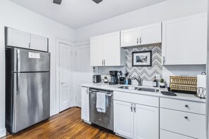 Fridge, microwave, oven, stovetop - Cozy West Cleveland Getaway – Pets Welcome + Parking<br>Enjoy easy access to downtown, the airport, and Ohio City from this charming retreat just minutes from Lakewood and Kamms Corner. Features include off-street parking, a fully stocked kitchen wit (Cleveland)