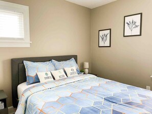 2 bedrooms, iron/ironing board, free WiFi, bed sheets - Dapper Delaware! Close to Fwy, 12 min to downtown (Lakewood)