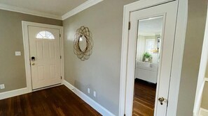 Interior - Dapper Delaware! Close to Fwy, 12 min to downtown (Lakewood)