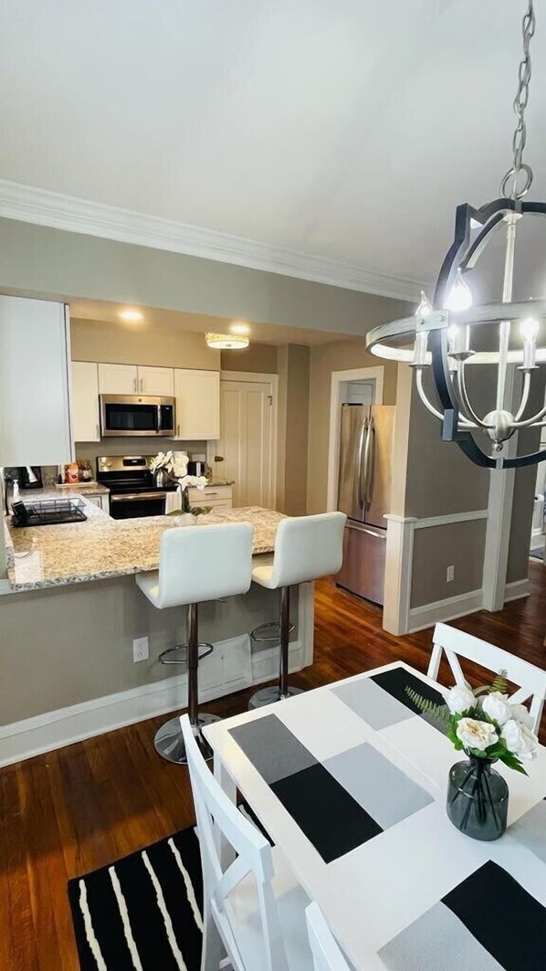 Dining - Dapper Delaware! Close to Fwy, 12 min to downtown (Lakewood)