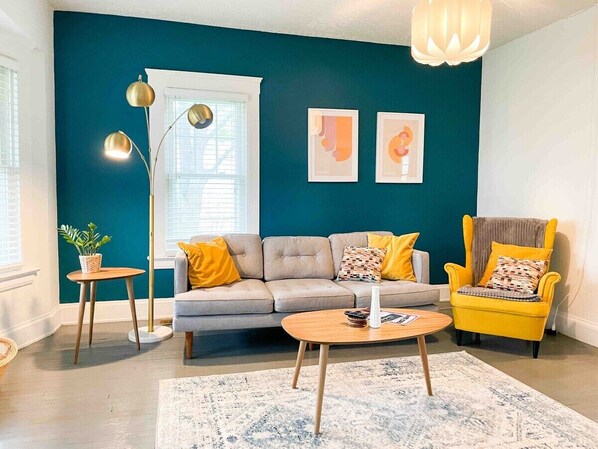 TV - The MidCentury Modern 5 min to Airport PETS! (Cleveland)