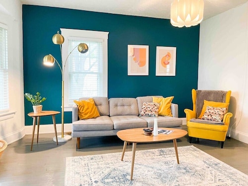 The MidCentury Modern 5 min to Airport PETS!