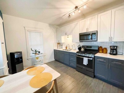 The MidCentury Modern 5 min to Airport PETS!