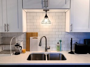 Fridge, microwave, oven, stovetop - The MidCentury Modern 5 min to Airport PETS! (Cleveland)