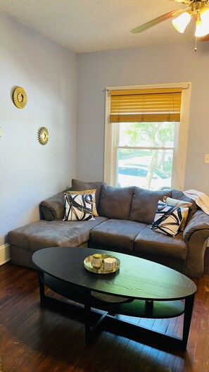 Televisión y oficina 