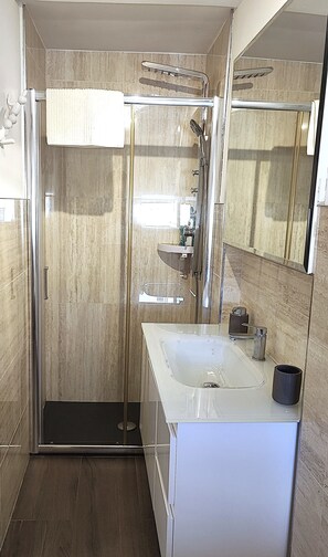 Shower, hair dryer, bidet, towels - Caesar's luxury apartment in Lucca Center town Roman Amphitheater (Lucca)