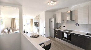 Frigorifero, forno, piano cottura, lavastoviglie