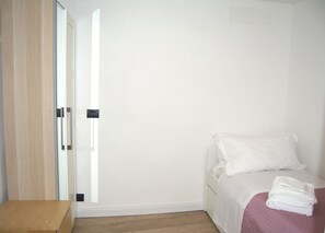3 chambres, chambres insonorisées, fer et planche à repasser